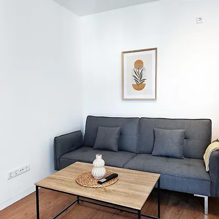 60qm Mit 2 Betten In - - High Ceiling Apartment
